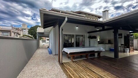 LARGE FAMILY HOUSE 200 METERS FROM MARISCAL BEACH