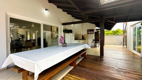 LARGE FAMILY HOUSE 200 METERS FROM MARISCAL BEACH
