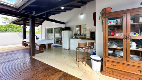 LARGE FAMILY HOUSE 200 METERS FROM MARISCAL BEACH