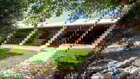 C002 - Casa com 5 Suites à beira mar na praia de Bombinhas.