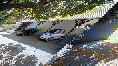 C002 - Casa com 5 Suites à beira mar na praia de Bombinhas.