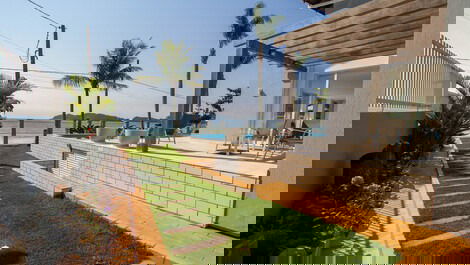 C002 - Casa com 5 Suites à beira mar na praia de Bombinhas.