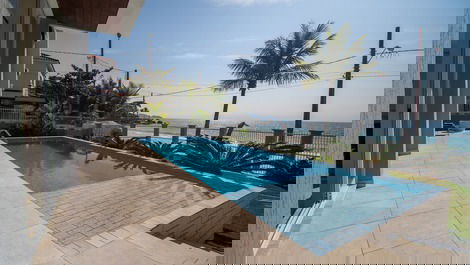 C002 - Casa com 5 Suites à beira mar na praia de Bombinhas.
