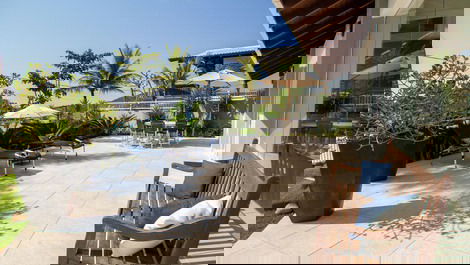 C002 - Casa com 5 Suites à beira mar na praia de Bombinhas.