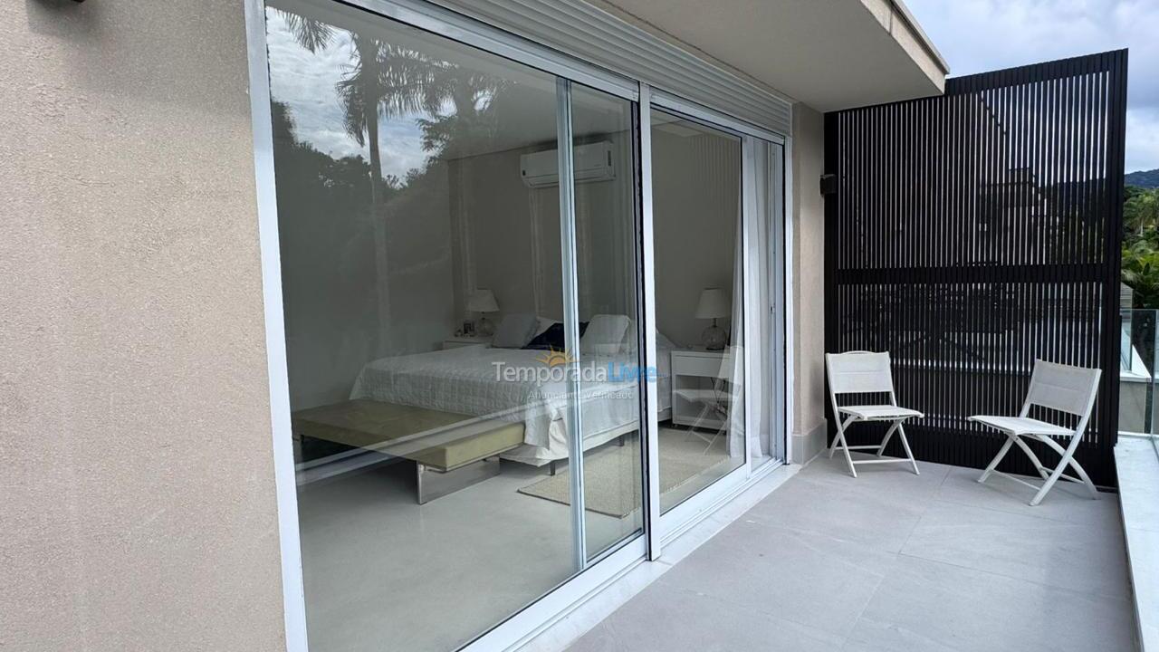 Casa para alquiler de vacaciones em São Sebastião (Praia da Baleia)