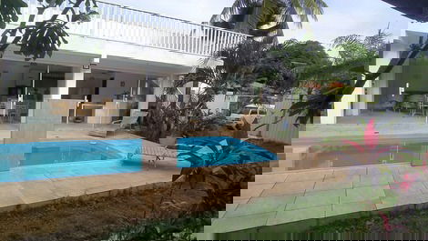 Bela casa próxima à praia com área de lazer e piscina espaçosa