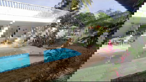 Bela casa próxima à praia com área de lazer e piscina espaçosa