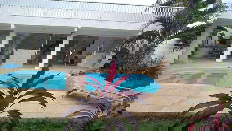 Bela casa próxima à praia com área de lazer e piscina espaçosa