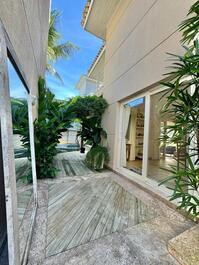 Residência de alto padrão na Praia da Baleia CA0274