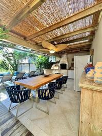 Residência de alto padrão na Praia da Baleia CA0274