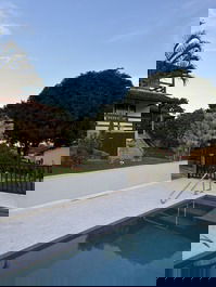 Casa en condominio, grande con piscina, barbacoa y jardín.