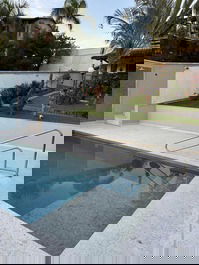 Casa en condominio, grande con piscina, barbacoa y jardín.