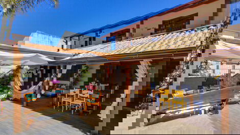 Amplia casa con piscina climatizada y aire acondicionado