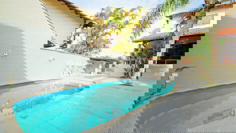 Wonderful house with pool 50 meters from the beach for 18 people