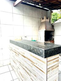 Residencial com 15 suítes e piscina à 900m da praia