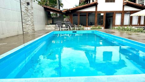 Residencial com 15 suítes e piscina à 900m da praia