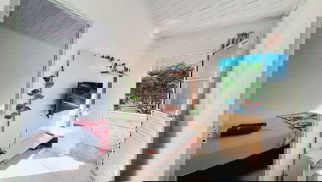 Na sala, temos um sofá cama, tv e cortina blackout para maoir conforto visual
