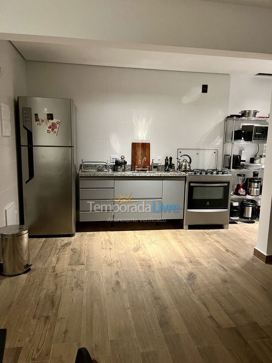 Apartamento para aluguel de temporada em Curitiba (Campo Comprido)