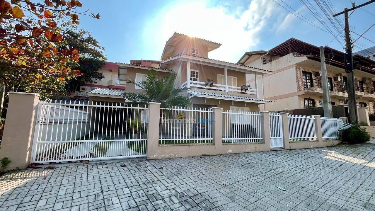 Casa para alquiler de vacaciones em Bombinhas (Praia de Bombas)