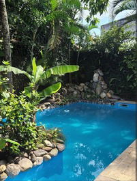 Casa com 7 suítes a 150m da Enseada!