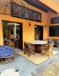 Casa com 7 suítes a 150m da Enseada!