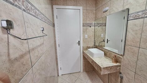F052 -Apê c/ Varanda e Suíte na Melhor Localização