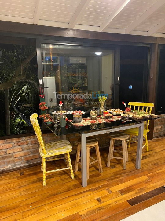 Casa para aluguel de temporada em Imbituba (Praia do Rosa)