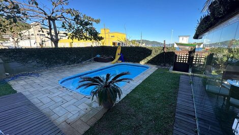 Seu paraíso em Zimbros: Casa a 30 passos da praia
