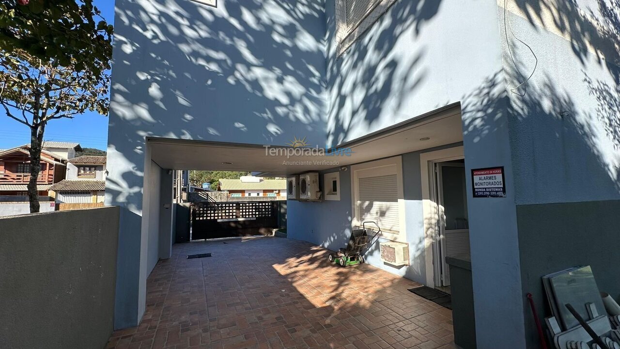Casa para aluguel de temporada em Bombinhas (Praia de Zimbros)