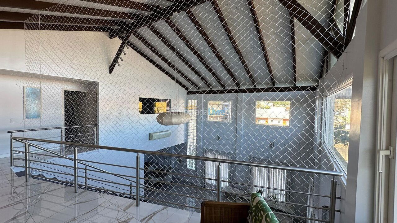 Casa para aluguel de temporada em Bombinhas (Praia de Zimbros)