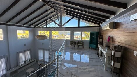 Seu paraíso em Zimbros: Casa a 30 passos da praia