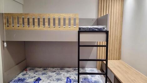 Apartamento vista mar em Meia Praia com 3 dormitórios