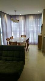 Apartamento vista mar em Meia Praia com 3 dormitórios