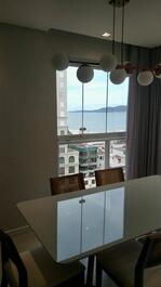 Apartamento vista mar em Meia Praia com 3 dormitórios