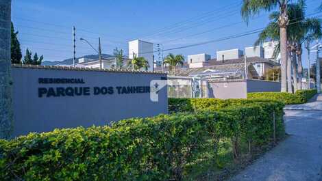 CASA PARA 10 PESSOAS COM PISCINA