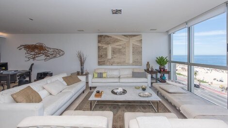 Beachfront apartment at Posto 9 in Ipanema