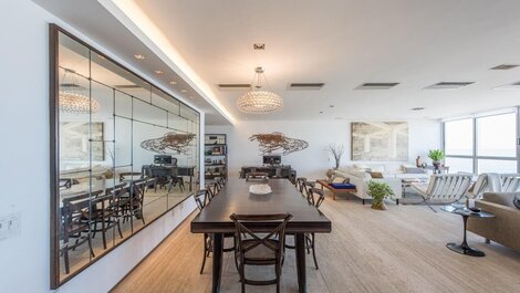 Beachfront apartment at Posto 9 in Ipanema