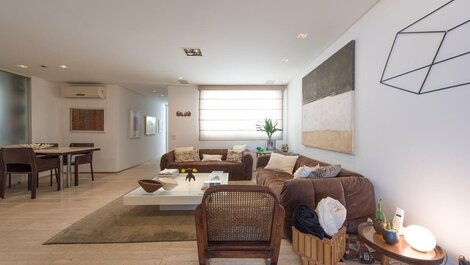 Beachfront apartment at Posto 9 in Ipanema