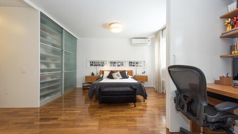 Beachfront apartment at Posto 9 in Ipanema