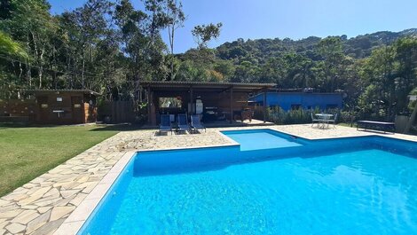 Chácara com piscina, lazer e natureza LT0061