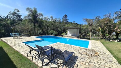 Chácara com piscina, lazer e natureza LT0061