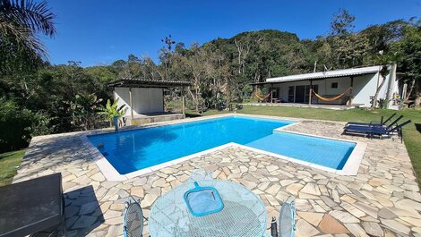 Chácara com piscina, lazer e natureza LT0061