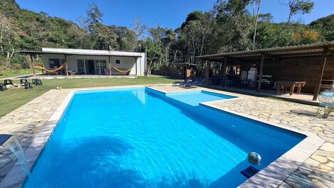 Chácara com piscina, lazer e natureza LT0061