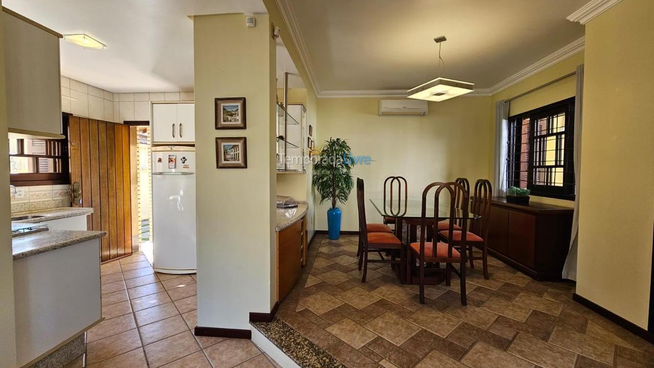 Casa para aluguel de temporada em Florianopolis (Praia dos Ingleses)