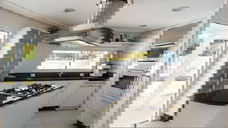 Casa com 4 suítes no coração de Jurerê Internacional