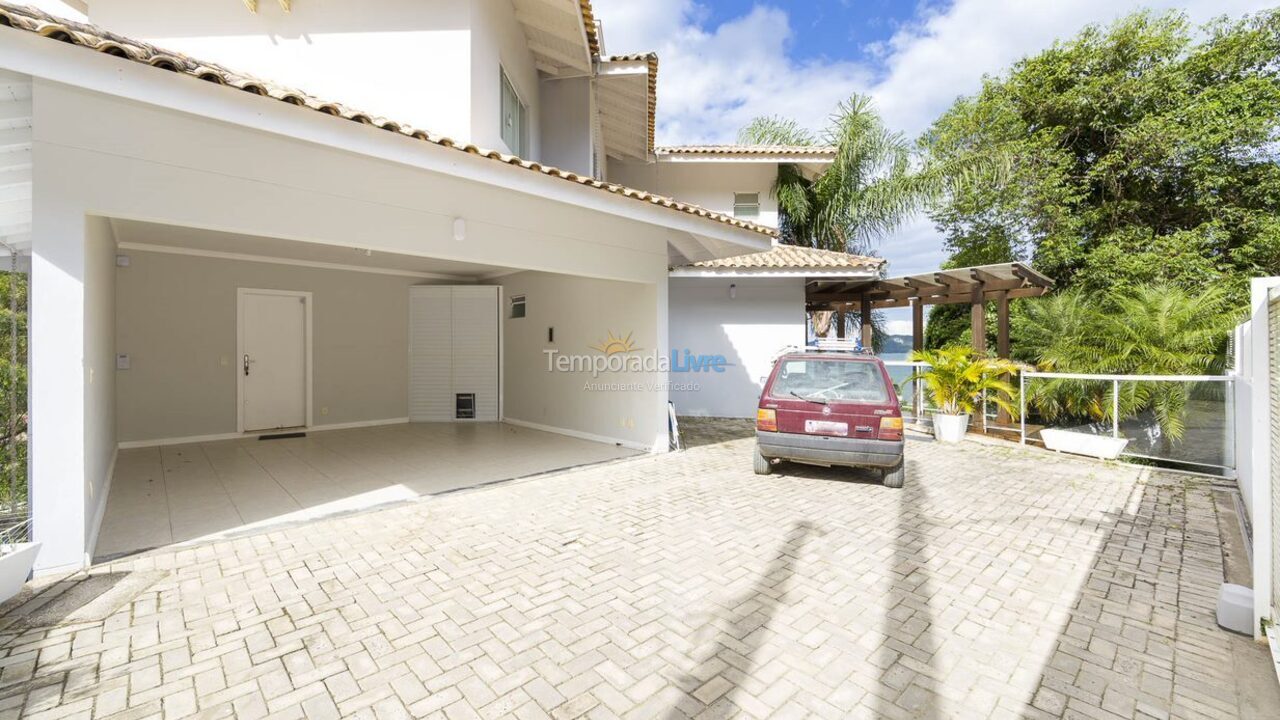 Casa para aluguel de temporada em Bombinhas (Praia de Zimbros)