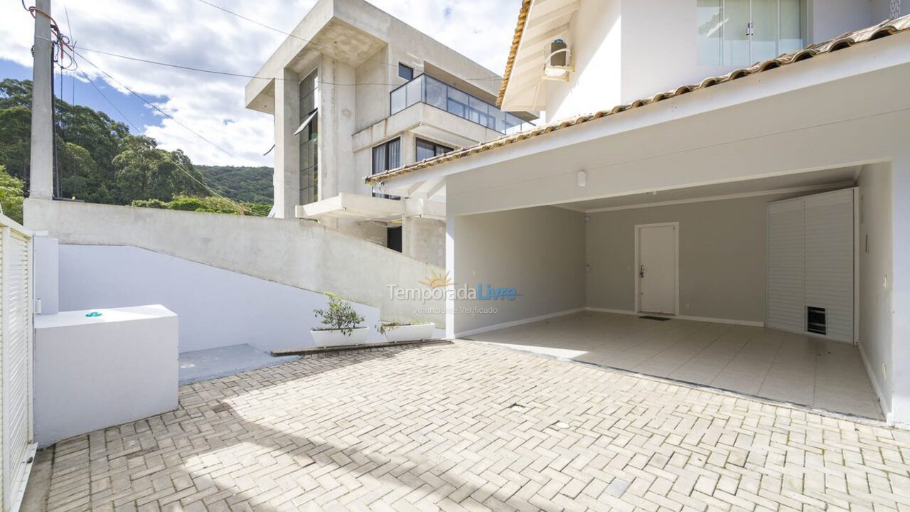 Casa para aluguel de temporada em Bombinhas (Praia de Zimbros)