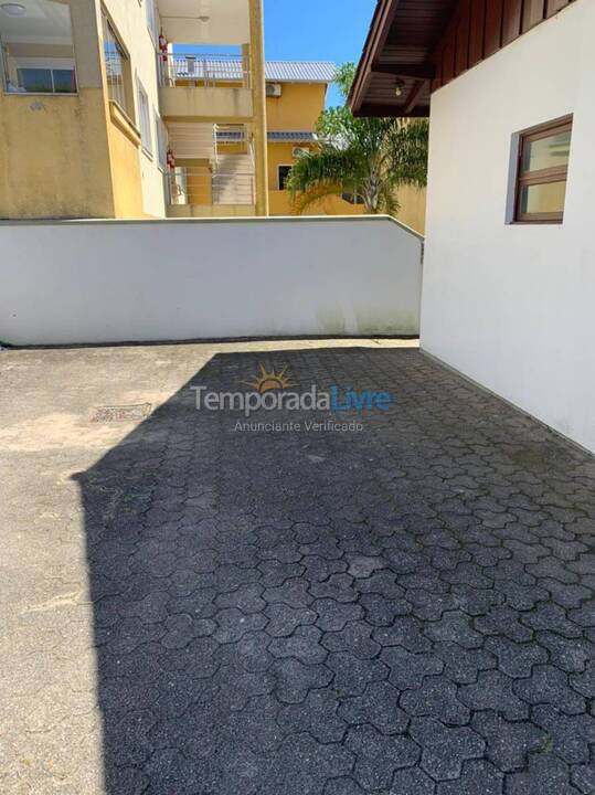Casa para aluguel de temporada em Bombinhas (Praia de Bombinhas)