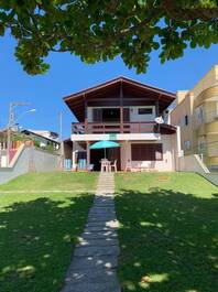 Casa pé na areia no Centro de Bombinhas