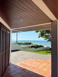 Casa pé na areia no Centro de Bombinhas